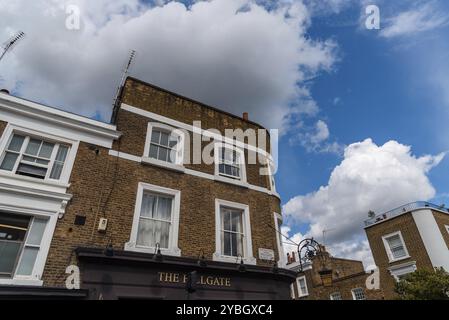 Londra, Regno Unito, 26 agosto 2023: Hillgate Village. Case tradizionali Foto Stock