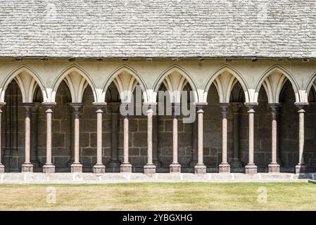 Mont Saint Michel, Francia, 25 luglio 2018: Il chiostro dell'Abbazia di Mont Saint-Michel, Europa Foto Stock