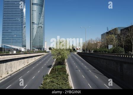 Madrid, Spagna, 25 giugno 2017: Autostrada nella zona commerciale di Cuatro Torres, CTBA Four Towers Business area un quartiere commerciale di Madrid un giorno di cielo blu, UE Foto Stock