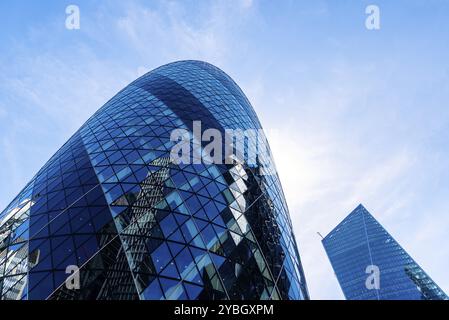 Londra, Regno Unito, 14 maggio 2019: Vista ad angolo basso degli edifici per uffici della City di Londra contro il cielo blu. 30 St Mary Axe o Gherkin Buiding di Norman Foste Foto Stock