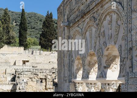 Vista di archi a ferro di cavallo in rovine della fortezza arabo musulmano palazzo medievale e la città di Medina Azahara nella periferia di Cordoba Foto Stock