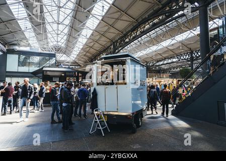 Londra, Regno Unito, 14 maggio 2019: Mercato Old Spitalfields con persone non identificate. Bancarelle di cibo di strada. Il mercato ospita arte, artigianato e Street food Foto Stock