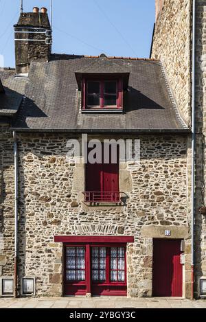 Fougeres, Francia, 25 luglio 2018: Vecchia casa in pietra nel centro storico della città, Europa Foto Stock