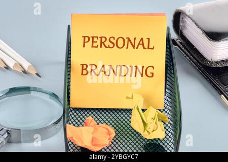 Cliente target, persona acquirente, concetto di comportamento del cliente. Il concetto di business dell'informazione. Il testo DEL BRANDING PERSONALE è scritto su un adesivo giallo Foto Stock