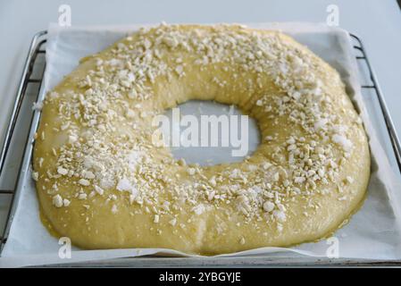 Close Up di fare del pane dolce dessert cerchiato sulla piastra del forno. Chiamato roscon è tipico in cucina spagnola. Composizione orizzontale Foto Stock