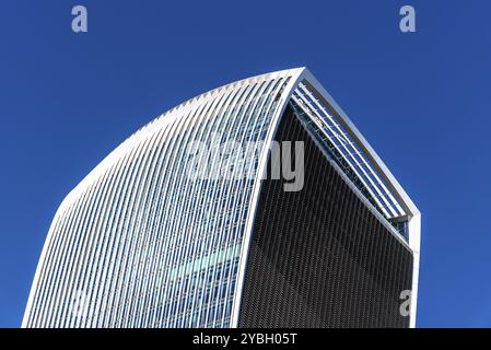 Londra, Regno Unito, 14 maggio 2019: Vista ad angolo basso del grattacielo di Fenchurch Street 20 contro il cielo blu. È stato soprannominato Walkie-Talkie a causa del suo sh Foto Stock