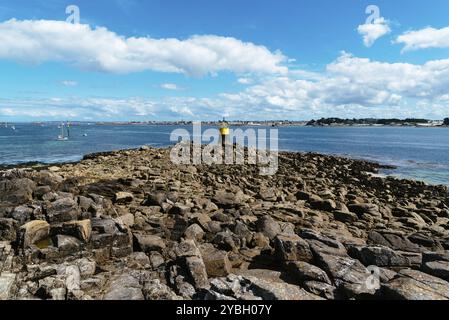 Vista della baia dell'isola di Batz e Roscoff in un giorno di sole d'estate Foto Stock