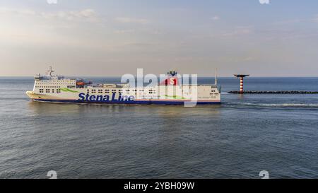 Porto di Rotterdam, Olanda meridionale, Paesi Bassi, 11 giugno 2023: Il traghetto Stena Line diretto a Immingham parte dall'Europorto Foto Stock