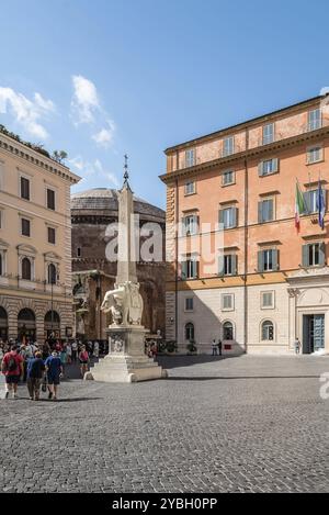 Roma, Italia, 18 agosto 2016: Obelisco in Piazza Minerva a Roma una giornata di sole d'estate con Paneteone sullo sfondo, Europa Foto Stock