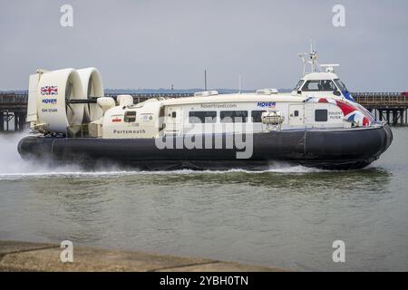 Ryde, Isola di Wight, Inghilterra, Regno Unito, 21 aprile, 2023: l'hovercraft che lascia Ryde sulla strada per Portsmouth Foto Stock