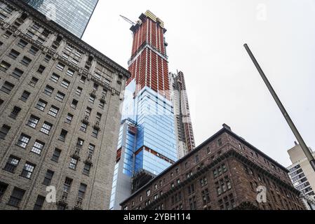 Basso angolo di visione degli edifici ed il grattacielo in costruzione a Manhattan, New York City Foto Stock