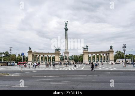 Budapest, Ungheria, 13 agosto 2017: La Piazza degli Eroi Hosok tere è una delle piazze principali di Budapest, nota per il suo complesso di statue iconiche che presenta la sua Foto Stock