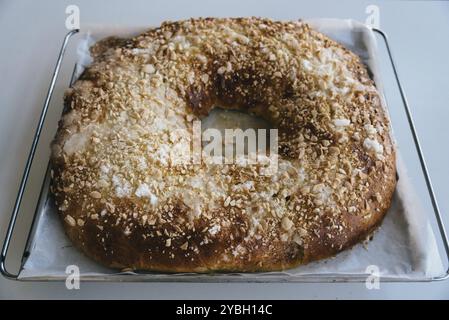 Close Up di pane dolce di inanellare dessert con zucchero e mandorle. Sulla piastra del forno chiamato roscon è tipico in cucina spagnola. Composizione orizzontale Foto Stock