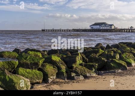 Vista dalla spiaggia al molo di Clacton-on-Sea, Essex, Inghilterra, Regno Unito Foto Stock