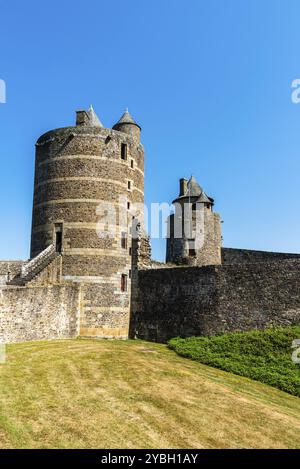 Fougeres, Francia, 25 luglio 2018: Il castello medievale nella città di Fougeres un giorno di sole d'estate. Ille-et-Vilaine, Bretagna, Europa Foto Stock