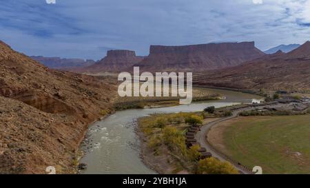 Fotografie aeree delle affascinanti formazioni rocciose dello Utah che catturano le meraviglie geologiche mozzafiato dello stato lungo il fiume Colorado Foto Stock