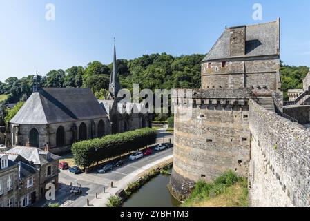 Fougeres, Francia, 25 luglio 2018: Il castello medievale nella città di Fougeres un giorno di sole d'estate. Ille-et-Vilaine, Bretagna, Europa Foto Stock