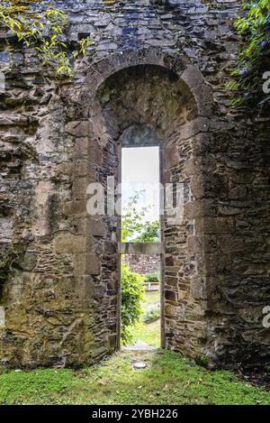 Paimpol, Francia, 28 luglio 2018: Arco nella vecchia abbazia di Beauport, Cotes-d'Armor, Bretagna, Francia. Old Abbaye Maritime de Beauport, Europa Foto Stock