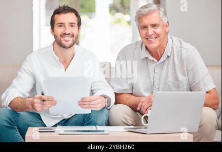 Finanza, laptop o ritratto con padre e figlio sul divano nel soggiorno di casa per la gestione del patrimonio. Computer, documenti o sorridere con i genitori anziani Foto Stock