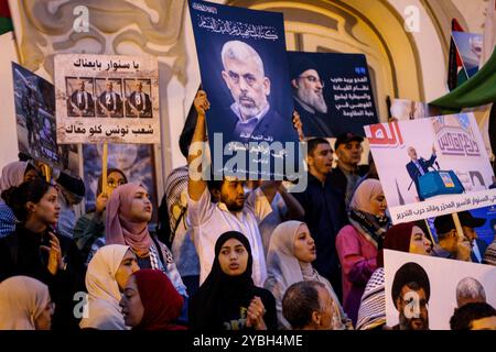 Tunisi, Tunisia. 18 ottobre 2024. Immagini dei leader di Hamas Yahya Sinwar e del leader di Hezbollah Hassan Nasrallah sono state sollevate durante una protesta a Tunisi contro il recente assassinio del leader di Hamas Yahya Sinwar. I manifestanti tennero diverse immagini di Yahya Sinwar e rinunciarono alle bandiere palestinesi e ad altri simboli della resistenza palestinese. Il leader di Hamas Sinwar è stato ucciso dai soldati israeliani a Rafah, nel sud della Striscia di Gaza, giovedì 17 ottobre (Credit Image: © Hasan mrad/IMAGESLIVE via ZUMA Press Wire) SOLO USO EDITORIALE! Non per USO commerciale! Crediti: ZUMA Press, Inc./Alamy Foto Stock