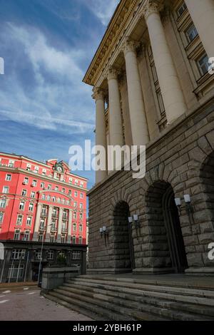 Sofia, Bulgaria - 17 ottobre 2024: Veduta di una strada a Sofia con la costruzione dell'Assemblea Nazionale della Bulgaria. Foto Stock