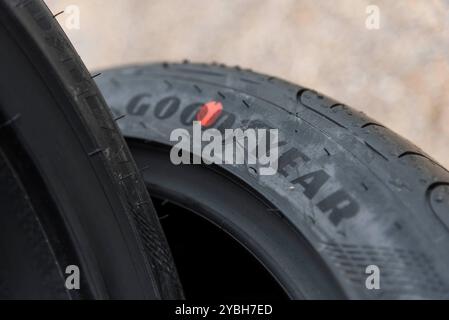 Bangkok, Tailandia - 15 agosto 2024: Primo piano sul logo Goodyear sulle gomme Foto Stock