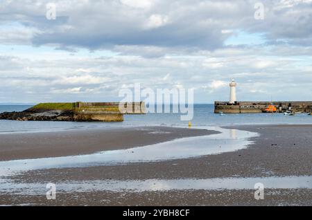 Donaghadee Co Lungo l'Irlanda del Nord settembre 28 2024 - porto di Donaghadee con bassa marea con scialuppa di salvataggio ormeggiata Foto Stock