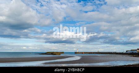 Donaghadee Co Lungo l'Irlanda del Nord settembre 28 2024 - porto di Donaghadee con bassa marea con scialuppa di salvataggio ormeggiata Foto Stock