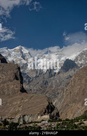 Baltit Fort e Ultar Peak, Karimabad, Hunza, Gilgit-Baltistan, Pakistan Foto Stock