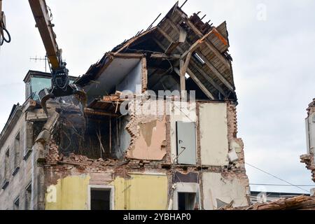 Una casa privata distrutta da un attacco missilistico con pareti e soffitti rotti Foto Stock