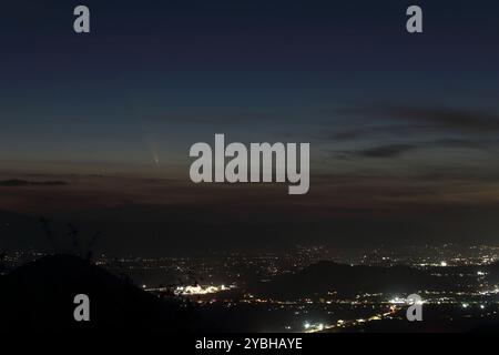 Cometa C/2023 A3 Tsuchinshan-Atlas fotografata dall'Italia Foto Stock