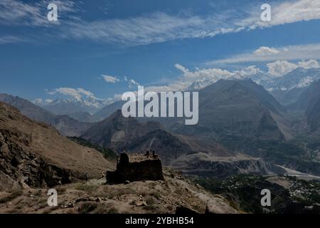 Le rovine del Queen Victoria Memorial e vista su Hunza, Karimabad, Hunza, Gilgit-Baltistan, Pakistan Foto Stock