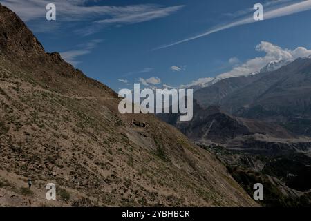 Spantik (Golden Peak) vista dal sentiero Ultar, Karimabad, Hunza, Gilgit-Baltistan, Pakistan Foto Stock