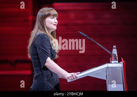 Hallescher Parteitag 2024 Die Linke Heidi Reichinnek während ihrer RedeHallescher Parteitag 2024 Die Linke , Halle an der Saale Sachsen-Anhalt Deutschland Messe **** Halle Party Congress 2024 Die Linke Heidi Reichinnek durante il suo discorso Halle Party Congress 2024 Die Linke , Halle an der Saale Saxony-Anhalt Germany Trade Fair Foto Stock