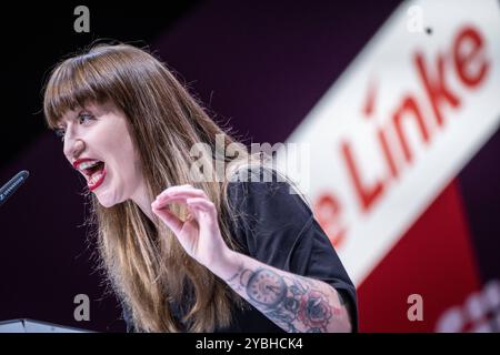 Hallescher Parteitag 2024 Die Linke Heidi Reichinnek während ihrer RedeHallescher Parteitag 2024 Die Linke , Halle an der Saale Sachsen-Anhalt Deutschland Messe **** Halle Party Congress 2024 Die Linke Heidi Reichinnek durante il suo discorso Halle Party Congress 2024 Die Linke , Halle an der Saale Saxony-Anhalt Germany Trade Fair Foto Stock