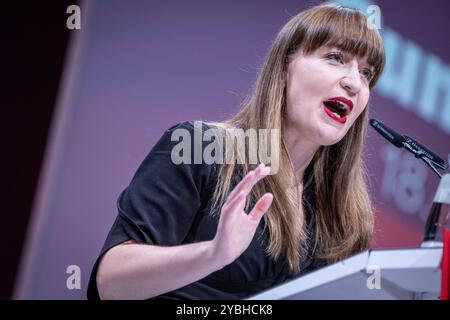 Hallescher Parteitag 2024 Die Linke Heidi Reichinnek während ihrer RedeHallescher Parteitag 2024 Die Linke , Halle an der Saale Sachsen-Anhalt Deutschland Messe **** Halle Party Congress 2024 Die Linke Heidi Reichinnek durante il suo discorso Halle Party Congress 2024 Die Linke , Halle an der Saale Saxony-Anhalt Germany Trade Fair Foto Stock