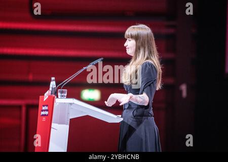 Hallescher Parteitag 2024 Die Linke Heidi Reichinnek während ihrer RedeHallescher Parteitag 2024 Die Linke , Halle an der Saale Sachsen-Anhalt Deutschland Messe **** Halle Party Congress 2024 Die Linke Heidi Reichinnek durante il suo discorso Halle Party Congress 2024 Die Linke , Halle an der Saale Saxony-Anhalt Germany Trade Fair Foto Stock