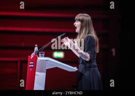 Hallescher Parteitag 2024 Die Linke Heidi Reichinnek während ihrer RedeHallescher Parteitag 2024 Die Linke , Halle an der Saale Sachsen-Anhalt Deutschland Messe **** Halle Party Congress 2024 Die Linke Heidi Reichinnek durante il suo discorso Halle Party Congress 2024 Die Linke , Halle an der Saale Saxony-Anhalt Germany Trade Fair Foto Stock