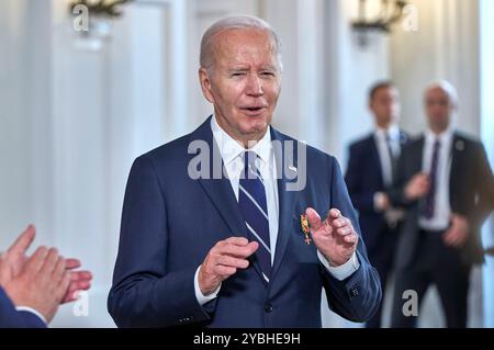 Joe Biden bei der Verleihung der Sonderstufe des Großkreuzes des Verdienstordens der Bundesrepublik Deutschland an für Biden Präsident dessen Einsatz für die deutsch-amerikanische Freundschaft und die transatlantische Partnerschaft im Schloss Bellevue. Berlino, 18.10.204 Foto Stock