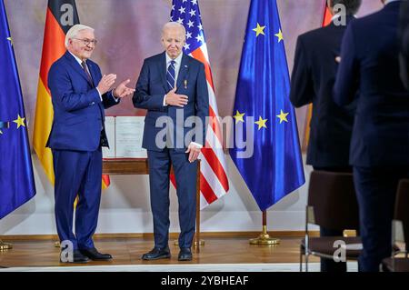 Frank-Walter Steinmeier und Joe Biden bei der Verleihung der Sonderstufe des Großkreuzes des Verdienstordens der Bundesrepublik Deutschland an für Biden Präsident dessen Einsatz für die deutsch-amerikanische Freundschaft und die transatlantische Partnerschaft im Schloss Bellevue. Berlino, 18.10.204 Foto Stock