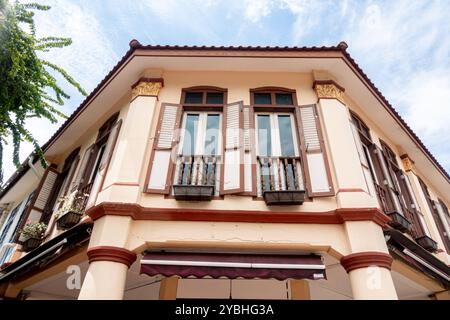 Architettura del quartiere Joo Chiat - balconi, secondo piano della casa tradizionale - Singapore Foto Stock