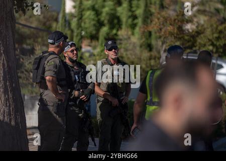 Cesarea, Israele. 19 ottobre 2024. Le forze di sicurezza israeliane fanno la guardia sul luogo di un attacco con droni. Un drone lanciato dal Libano si è schiantato in un edificio nella città israeliana di Caesarea, dove vive il primo ministro Benjamin Netanyahu, l'esercito israeliano ha detto il 19 ottobre. Nessuno è rimasto ferito nell'incidente, ha detto l'esercito. Altri due oggetti volanti senza equipaggio sono stati intercettati. Caesarea è una località costiera situata tra Tel Aviv e Haifa. Crediti: Ilia Yefimovich/dpa/Alamy Live News Foto Stock