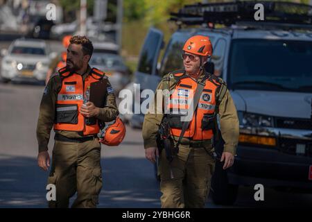 Cesarea, Israele. 19 ottobre 2024. Le forze di sicurezza israeliane fanno la guardia sul luogo di un attacco con droni. Un drone lanciato dal Libano si è schiantato in un edificio nella città israeliana di Caesarea, dove vive il primo ministro Benjamin Netanyahu, l'esercito israeliano ha detto il 19 ottobre. Nessuno è rimasto ferito nell'incidente, ha detto l'esercito. Altri due oggetti volanti senza equipaggio sono stati intercettati. Caesarea è una località costiera situata tra Tel Aviv e Haifa. Crediti: Ilia Yefimovich/dpa/Alamy Live News Foto Stock