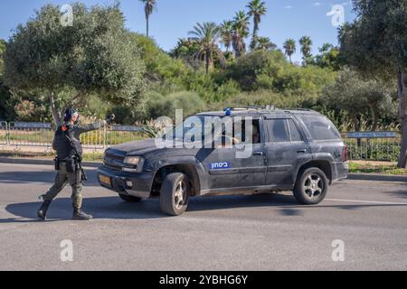 Cesarea, Israele. 19 ottobre 2024. Le forze di sicurezza israeliane fanno la guardia sul luogo di un attacco con droni. Un drone lanciato dal Libano si è schiantato in un edificio nella città israeliana di Caesarea, dove vive il primo ministro Benjamin Netanyahu, l'esercito israeliano ha detto il 19 ottobre. Nessuno è rimasto ferito nell'incidente, ha detto l'esercito. Altri due oggetti volanti senza equipaggio sono stati intercettati. Caesarea è una località costiera situata tra Tel Aviv e Haifa. Crediti: Ilia Yefimovich/dpa/Alamy Live News Foto Stock