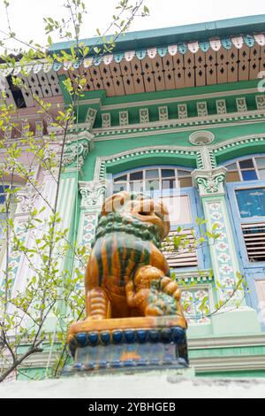 Decorazione della porta della statua del Leone Peranakan Houses a Singapore, Katong-Joo Chiat, Koon Seng Road, Foto Stock