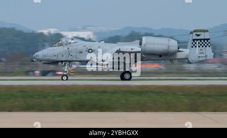 Un A-10 Thunderbolt II della U.S. Air Force assegnato al 25th Fighter Squadron decolla per un volo Buddy Squadron 25-1 presso Osan Air base, Repubblica di Ko Foto Stock