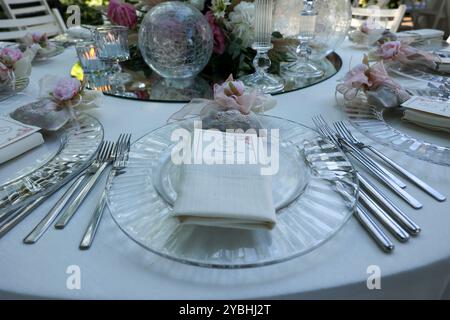 Elegante e minimalista disposizione del tavolo da sposa con eleganti decorazioni floreali, ideale per feste moderne Foto Stock