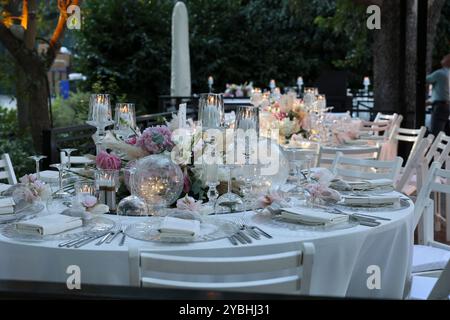 Elegante e minimalista disposizione del tavolo da sposa con eleganti decorazioni floreali, ideale per feste moderne Foto Stock