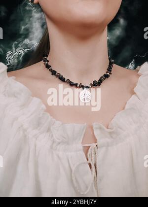 Choker nero in ossidiana con ciondolo albero della vita sul collo della donna Foto Stock