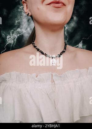 Choker nero in ossidiana con ciondolo albero della vita sul collo della donna Foto Stock